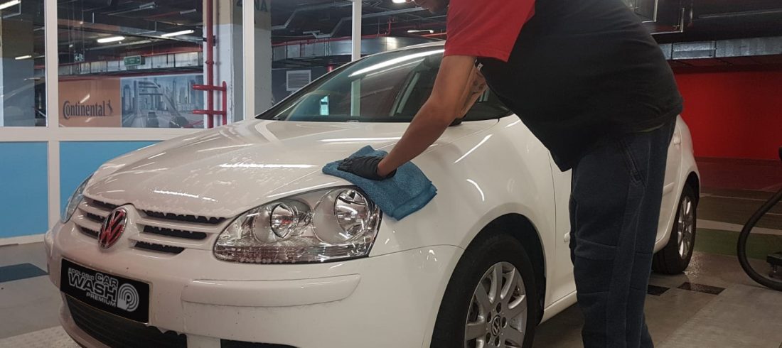 Lavado exterior de un coche en un centro Ecologic Car Wash Premium