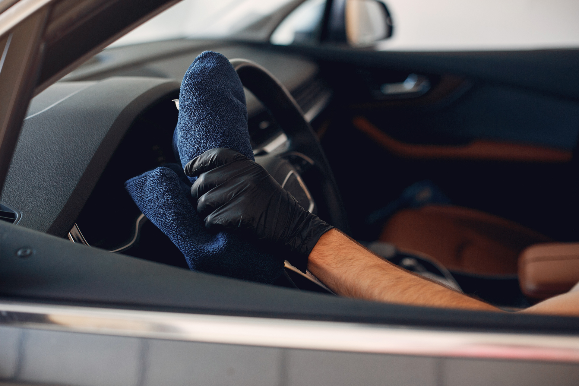 Limpieza interior de un coche con microfibra antes de devolverlo al renting